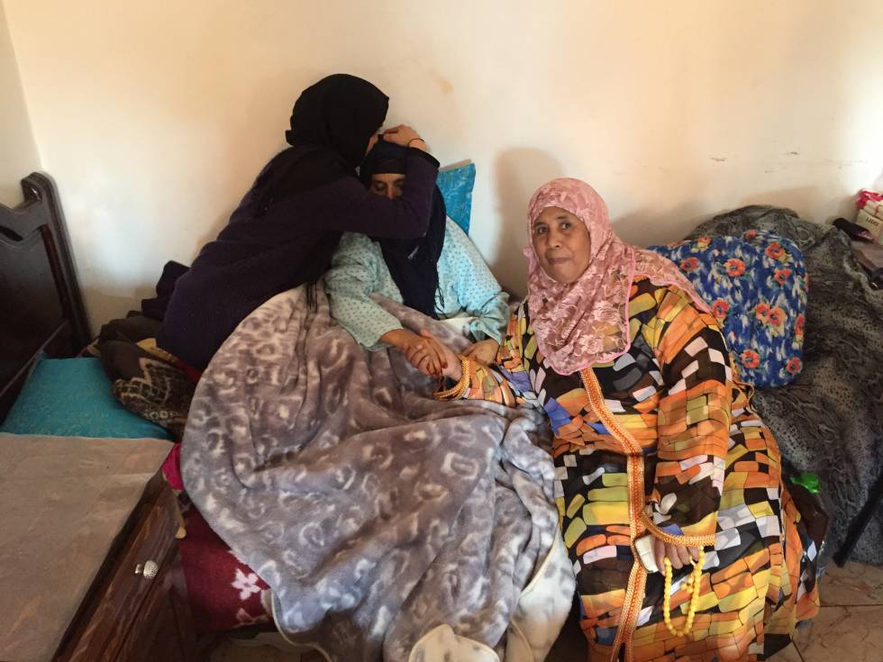 Fátima, enferma de cáncer de útero, es besada por su hija Leila y acompañada por Jadiya El Qorti, directora del centro de acogida Jannat, este lunes en Rabat. 
