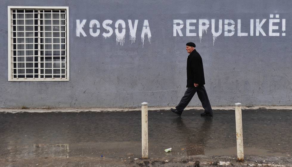 Un albanés pasa ante un cartel en el que se lee “República de Kosovo”, en Prístina.