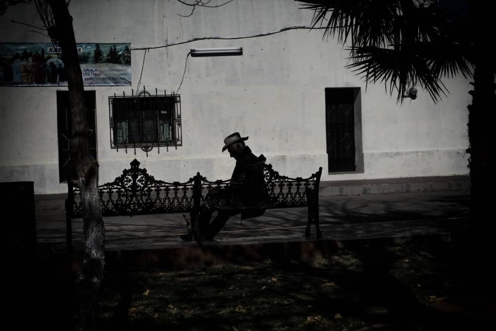 Un vecino de Huépac, en la plaza principal del pueblo.