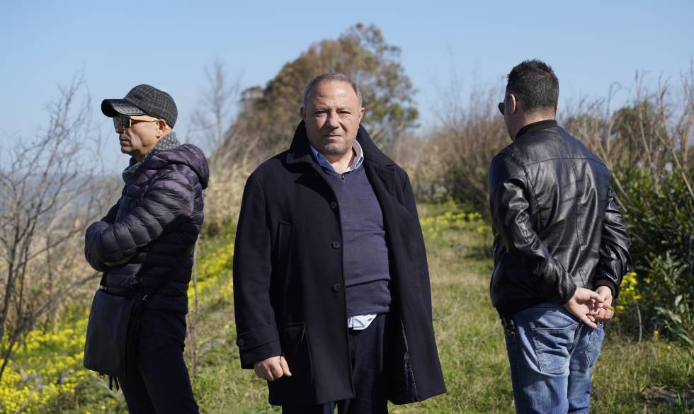 El periodista Michele Albanese, amenazado por la 'Ndrangheta, con sus dos escoltas.