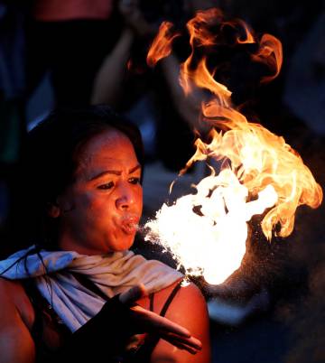 Una artista filipina en una actuación para celebrar el Año Nuevo lunar chino en el Barrio Chino de Manila (Filipinas).