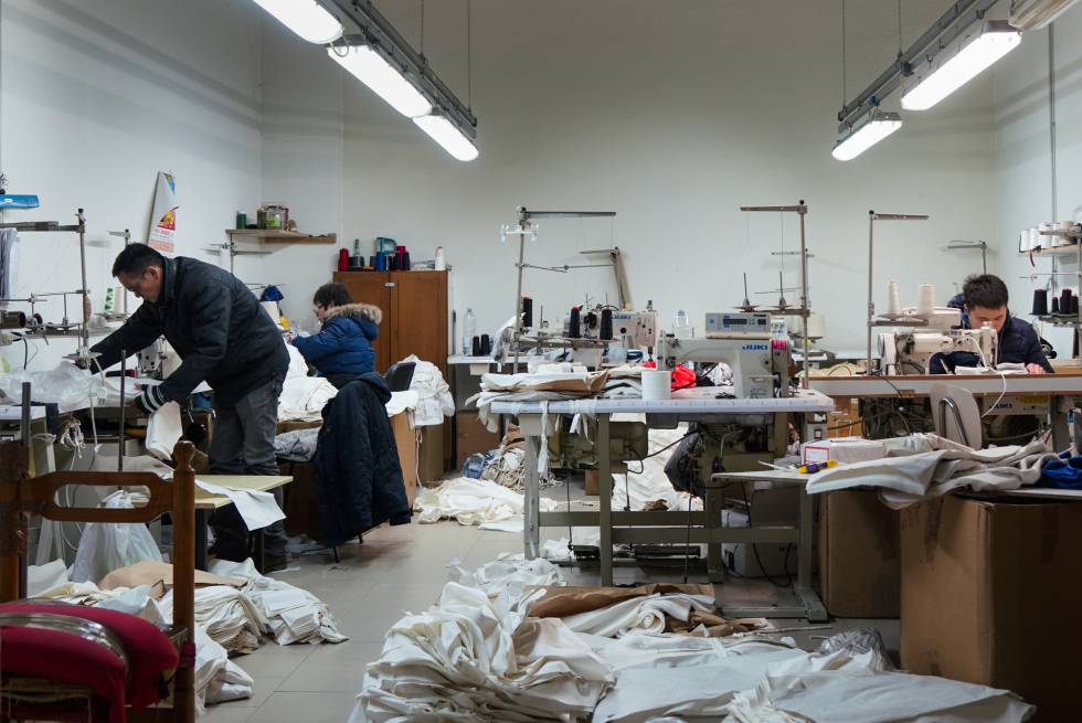 Interior de uno de los talleres de confección chinos de Prato.
