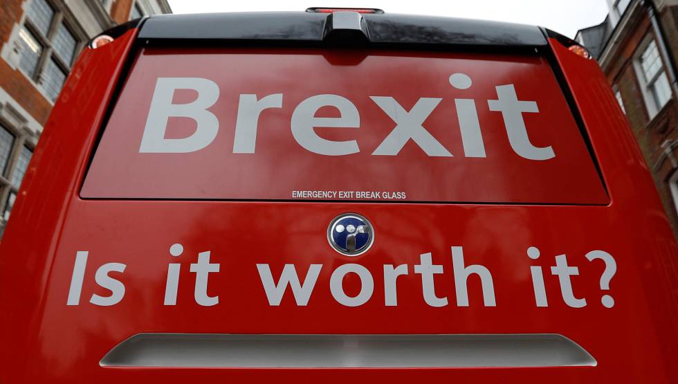 Campaña anti Brexit con el lema 'Vale la pena' con un autobús 