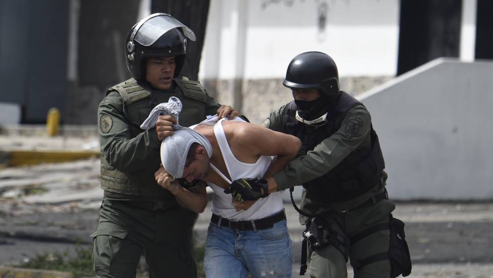 Un activista antigubernamental es detenido en Caracas en julio de 2017.