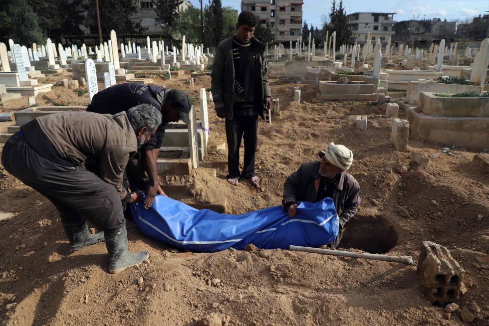 Sirios entierran un cuerpo en Guta, el jueves