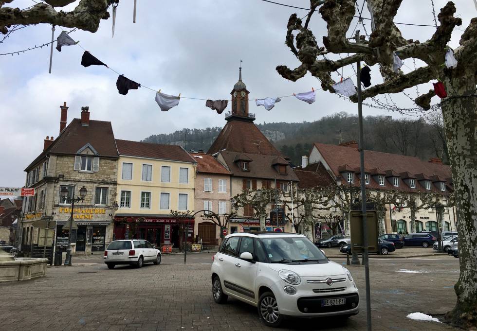En la ciudad de Poligny desde el 5 de febrero han aparecido guirnaldas de calzoncillos y bragas. Foto: Nicolas Turon