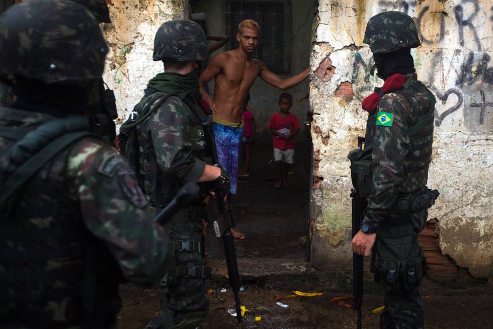 Vecinos de la favela Vila Kennedy son abordados por militares