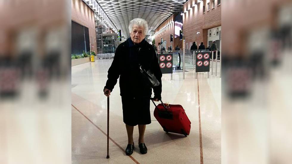 La abuela italiana Irma, de 93 años, el 19 de febrero en el aeropuerto de Milán-Malpensa.