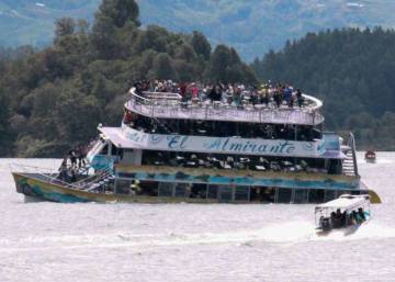 Al menos 6 muertos y más de 10 desaparecidos al naufragar un barco turístico en Colombia