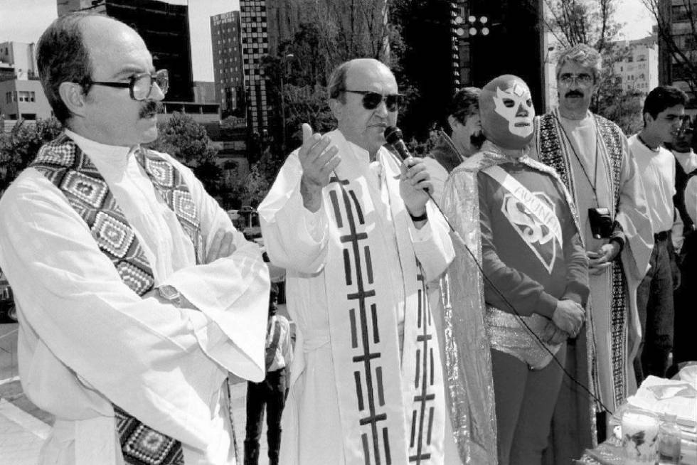 Superbarrio con un grupo de sacerdotes, durante una misa en la Ciudad de México en 1995.