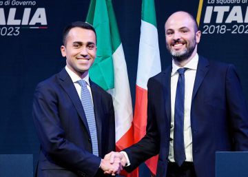 El líder del Movimiento 5 Estrellas, Luigi di Maio (izquierda), con Andrea Roventini, candidato al ministerio de Economía. rn 
