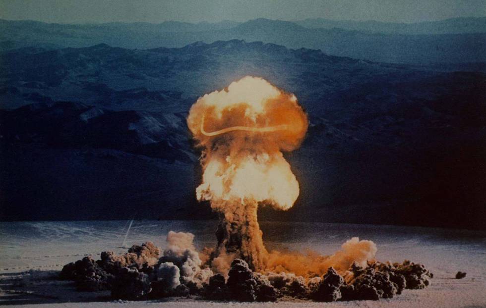 Prueba nuclear de PRISCILLA el 24 de junio de 1957 en el lugar de pruebas de Nevada.rn