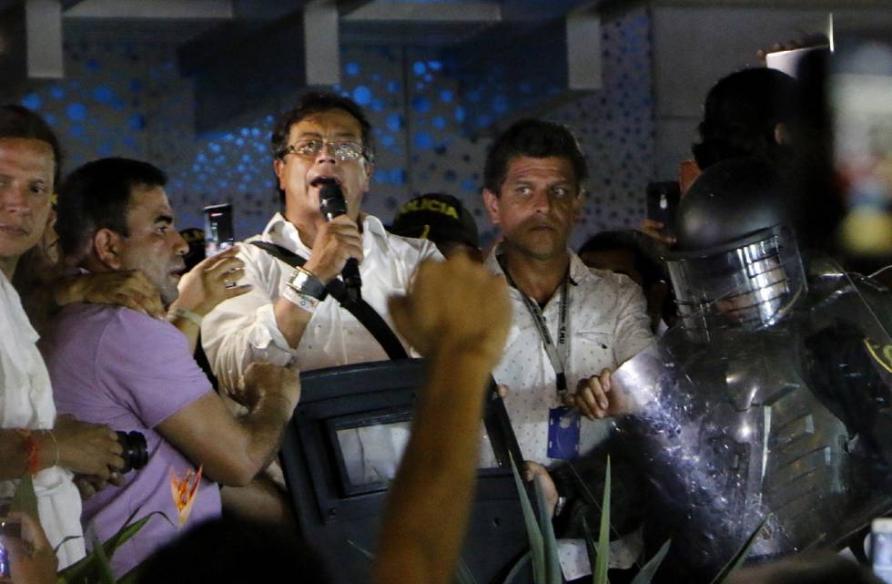El candidato a la presidencia de Colombia Gustavo Petro en un acto de campaña improvisado tras ser atacado en un choque de manifestantes.