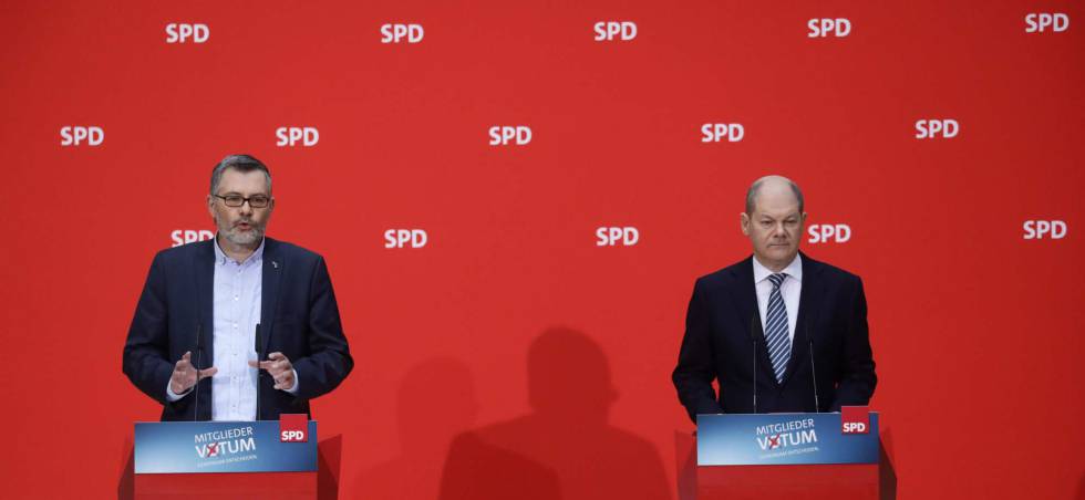Olaf Scholz, líder interino del SPD, y Dietmar Nietan, tesorero del partido, en una rueda de prensa este domingo en Berlín.