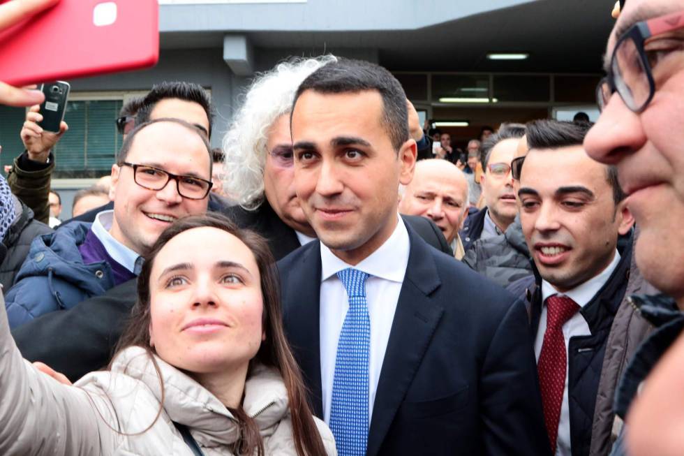 Di Maio con sus seguidores después de votar este domingo en Pomigliano d' Arco