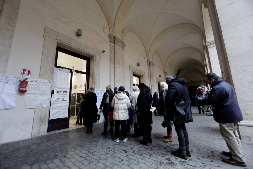 Gente en un colegio electoral, en Roma, este domingo 