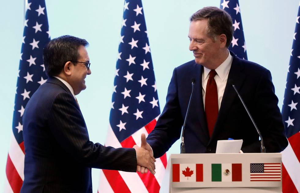 El secretario de Economía mexicano saluda este lunes a su homólogo estadounidense en la negociación, Robert Lighthizer.