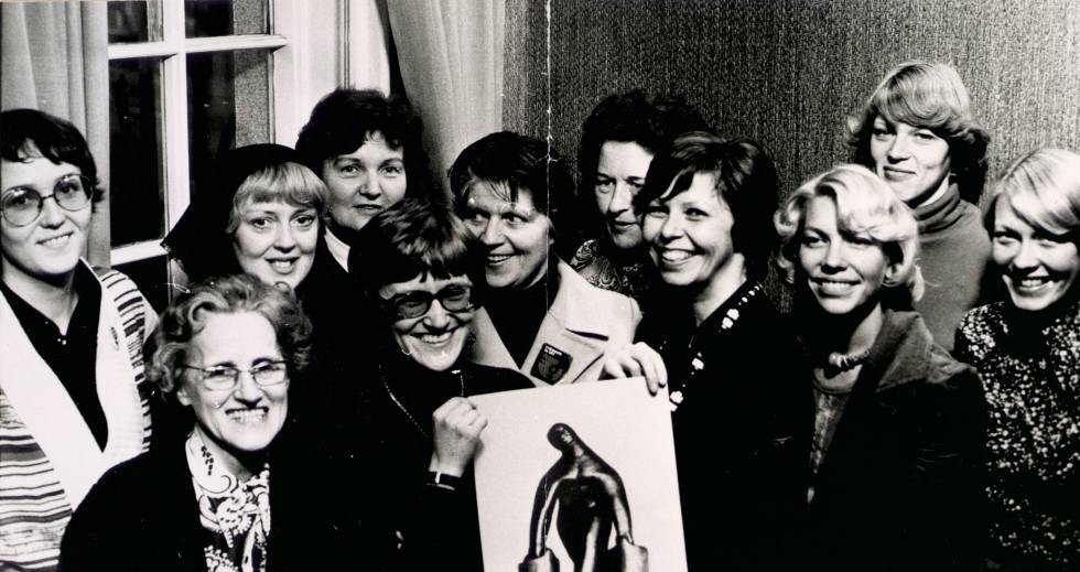 Algunas de las organizadoras del 'día libre de las mujeres'. La tercera por la derecha es Gerdur Steinthorsdottir.
