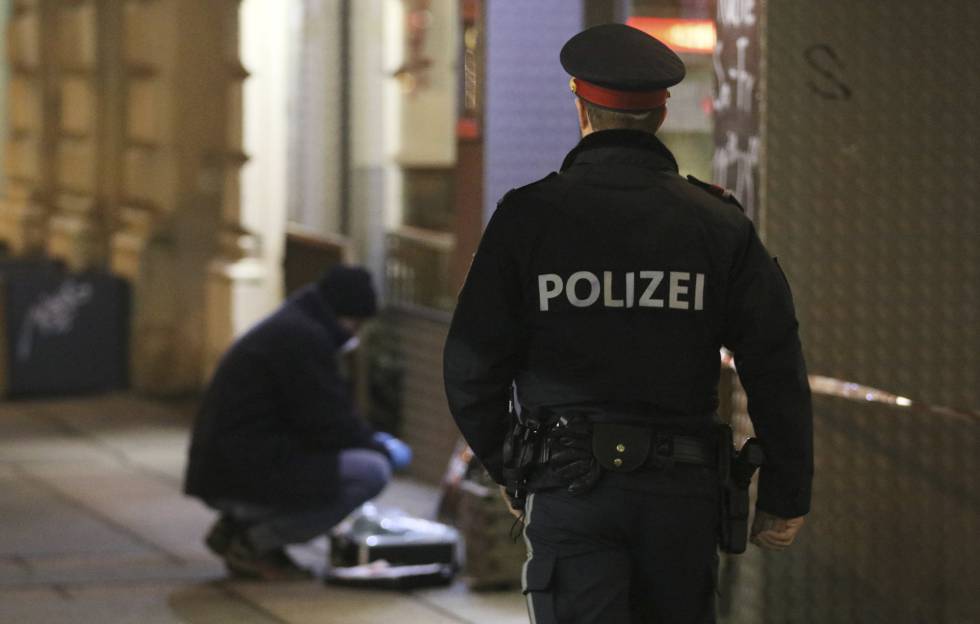 Un agente de la policía austriaca en el lugar del apuñalamiento de tres personas.rn