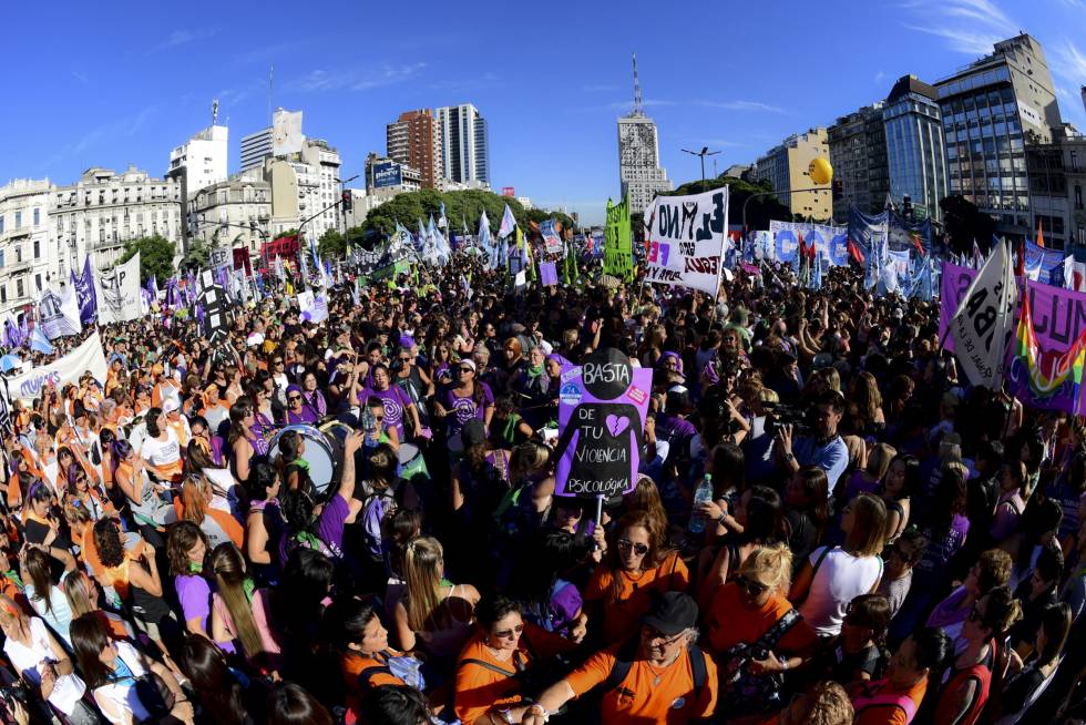 Una multitud se moviliza por el centro de Buenos Aires en el Día de la Mujer.