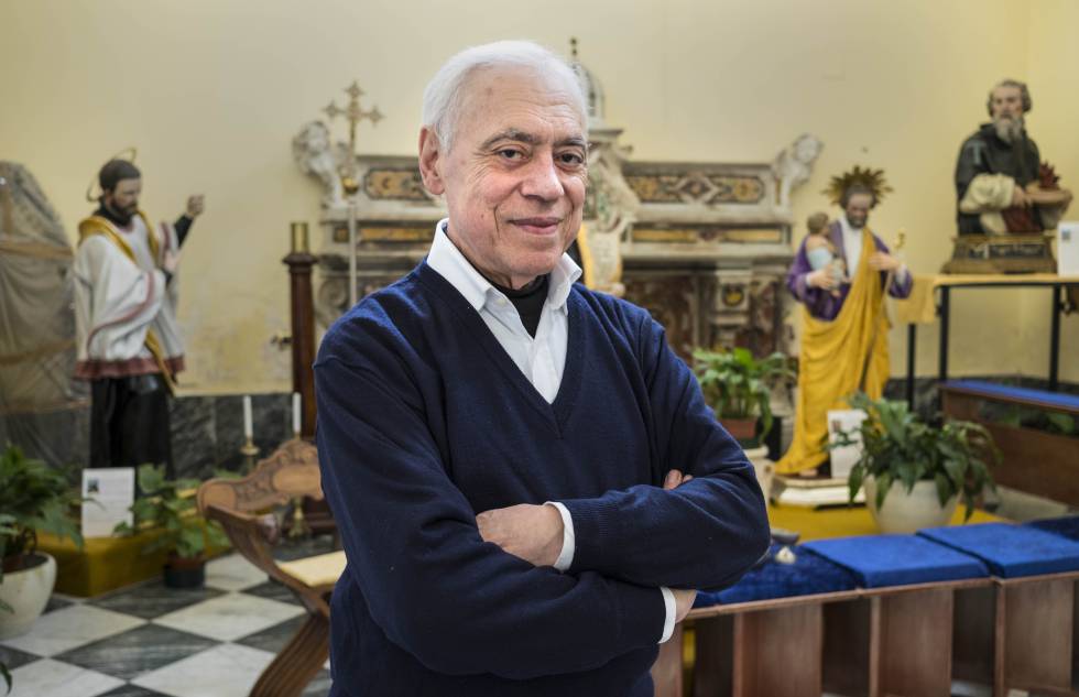 Don Peppino, párroco y amigo de Luigi Di Maio en Pomigliano.