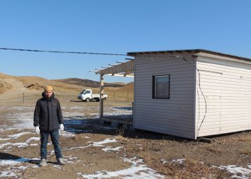 Vladímir Kuklin, al lado de su casa prefabricada en el terreno que ha recibido.
