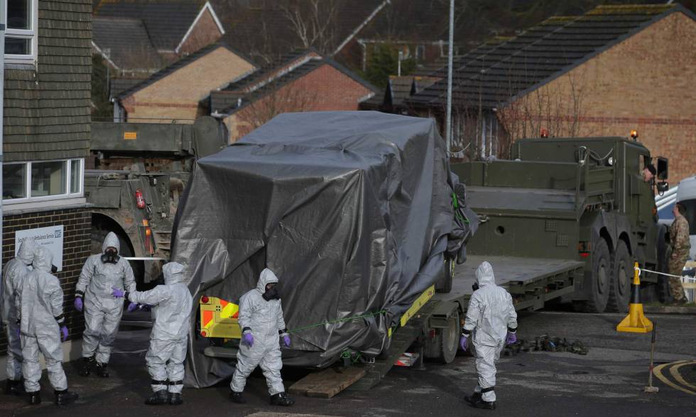 Personal del servicio de emergencia británico este sábado en Salisbury.