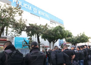 El Ejército mexicano desarma a 700 policías en Jalisco