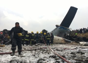 Decenas de muertos en un accidente de avión en Nepal cuando iba a aterrizar