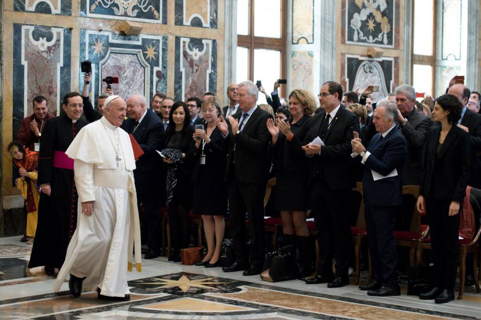 El papa Francisco (izq.) saluda a las autoridades de la provincia francesa de Marsella durante una audiencia en el Vaticano este 12 de marzo de 2018.