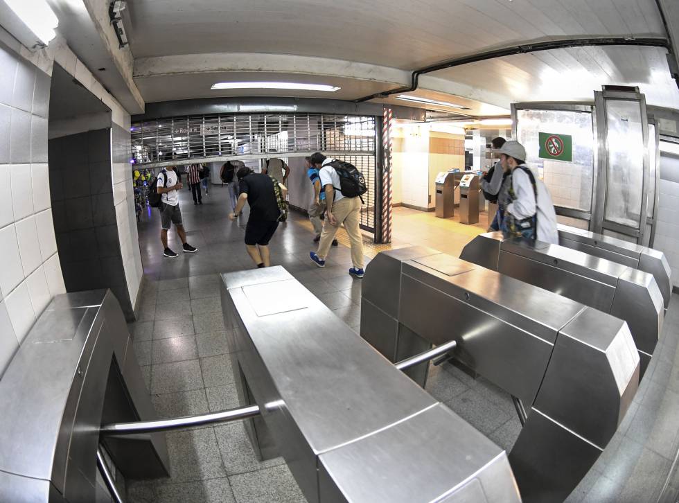 Pasajeros del metro de Buenos Aires abandonan una estación en el inicio de la huelga.