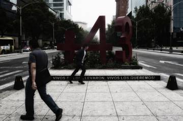 'Anti monumento' en recuerdo a los 43 desaparecidos en Ciudad de México