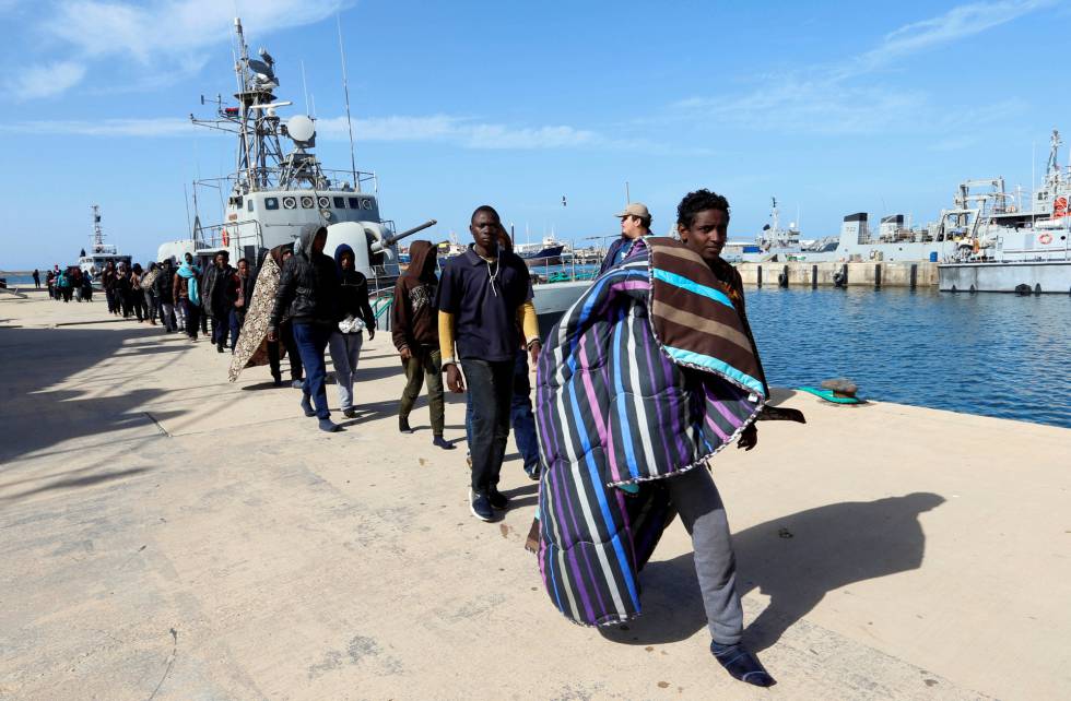 Migrantes rescatados por los libios llegan a una base en Trípoli el martes.