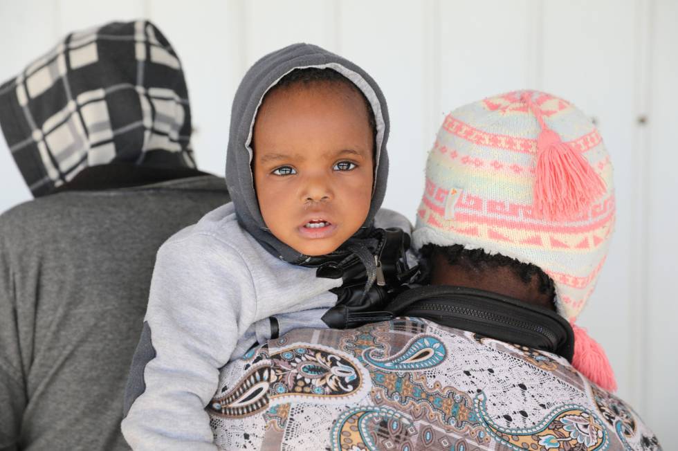 Un bebé rescatado llega a una bse naval en Trípoli (Libia) este martes.