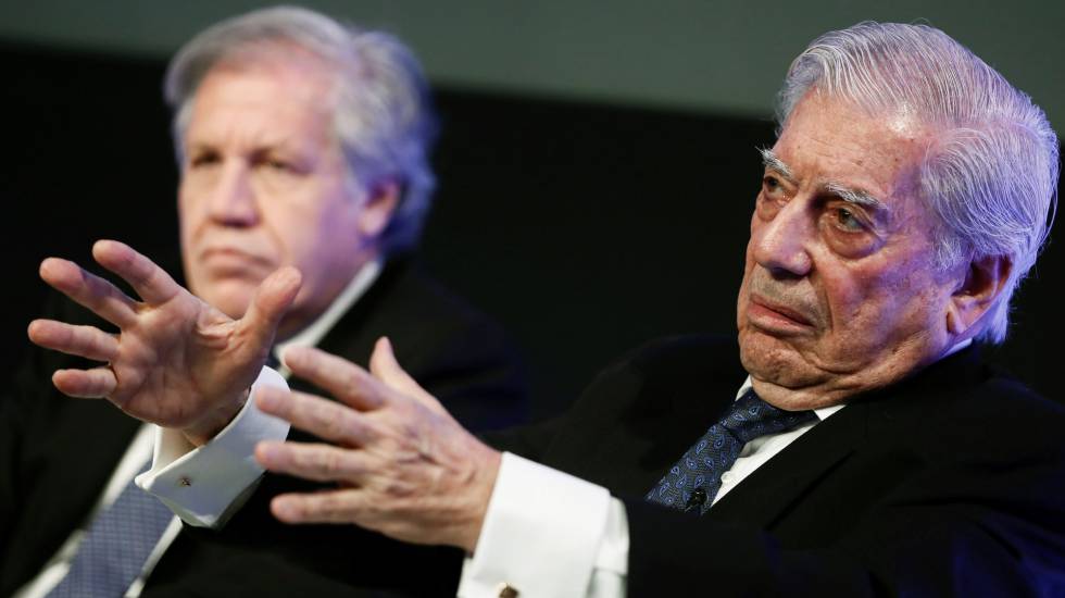 El escritor Mario Vargas Llosa (derecha), junto al secretario general de la OEA, Luis Almagro, en un coloquio este viernes en la Casa de América de Madrid.
