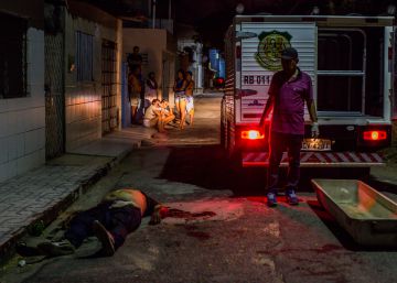 Un perito llega a la escena de un asesinato el 10 de marzo en Natal. 