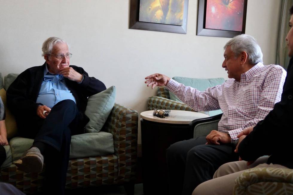 López Obrador y Chomsky, este jueves en Hermosillo.