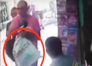 Un tren arrolla un camión blindado y dos vecinos roban 10.000 dólares