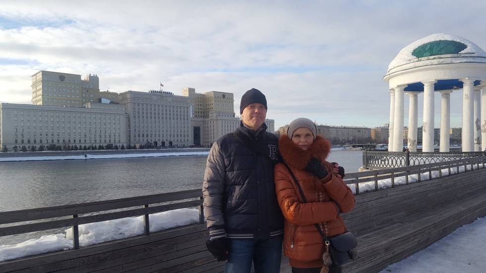 Kostantin y Olga, que prefirieron apostar por Grudinin, en el parque Gorki de Moscú.