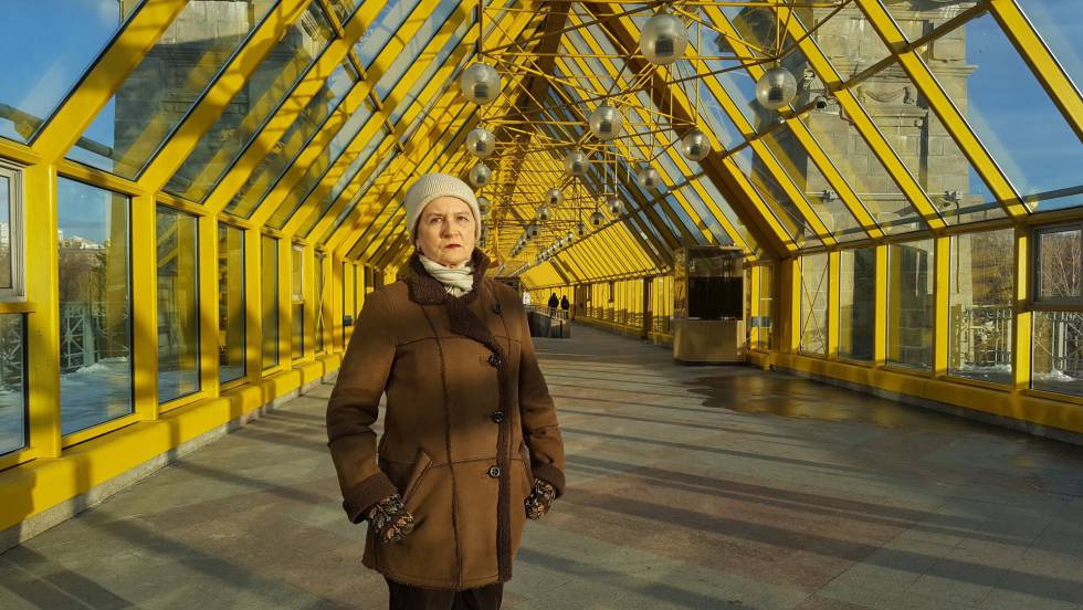 Ludmila, profesora de Economía, en el Puente Andreyevski de Moscú.