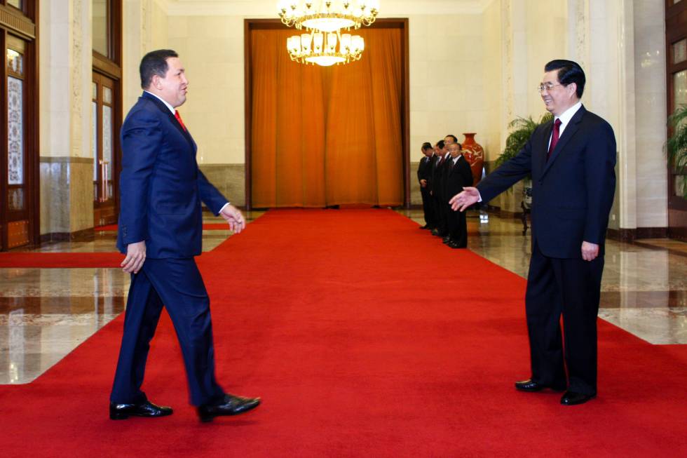 O ex-presidente da Venezuela Hugo Chávez com seu à época homólogo chinês Hu Jintao, no Grande Palácio do Povo em Pequim, em abril de 2009.