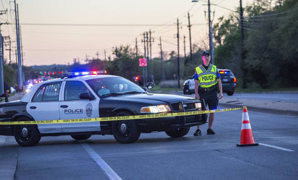 Miembros de la policía investigan la deflagración ocurrida ayer martes en Austin, Texas (Estados Unidos). 