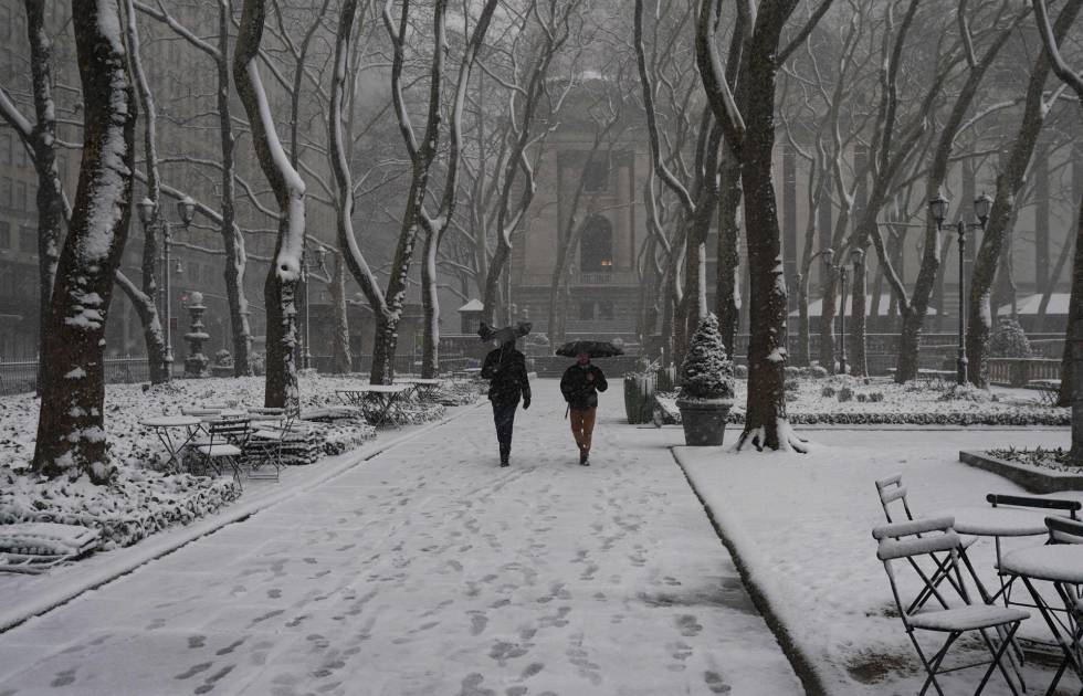 El cÃ©ntrico Bryant Park, en Nueva York, cubierto de nieve este miÃ©rcoles por la maÃ±ana.