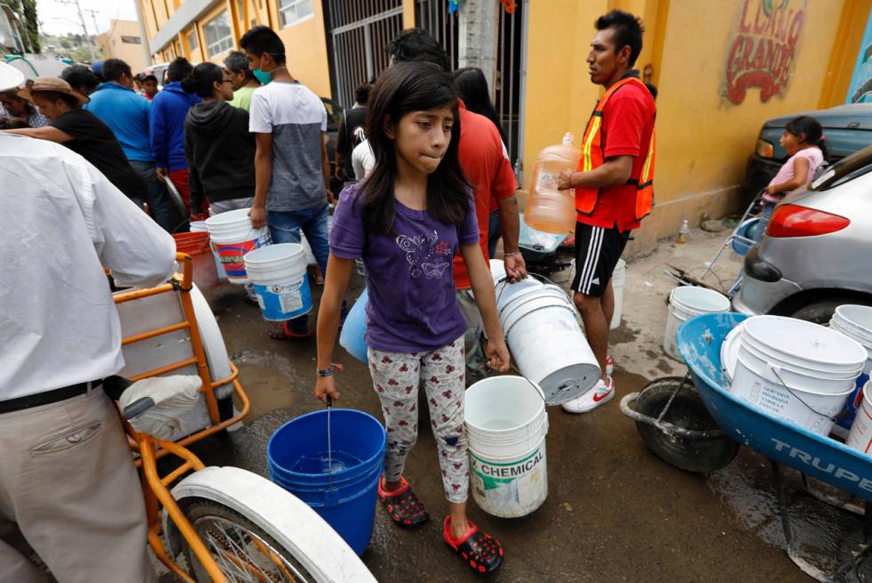 Una niña carga agua para su casa en Ciudad de México. 