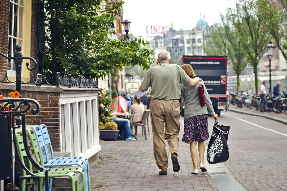 Una pareja de ancianos en Ámsterdam.