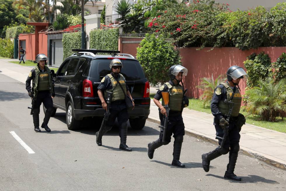 La policÃ­a peruana durante el registro de una de las casas del expresidente Kuczynski