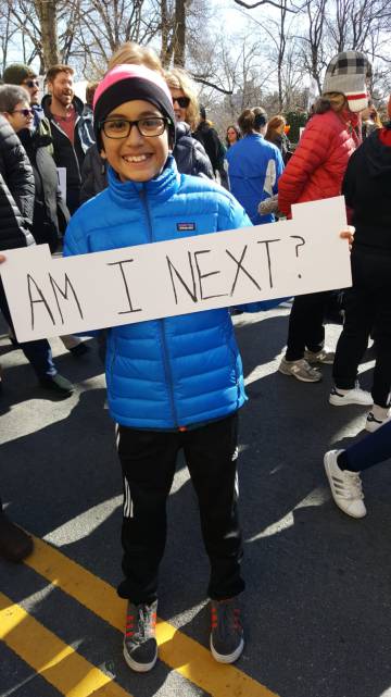 Diego, de 12 años, en la marcha de Nueva York, con un cartel que reza: 