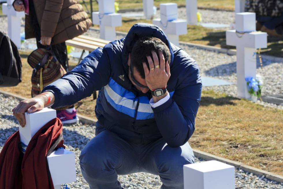 Un hombre no oculta su dolor ante la tumba de su ser querido, identificado en el cementerio de Darwin 36 años después de finalizada la guerra de Malvinas.