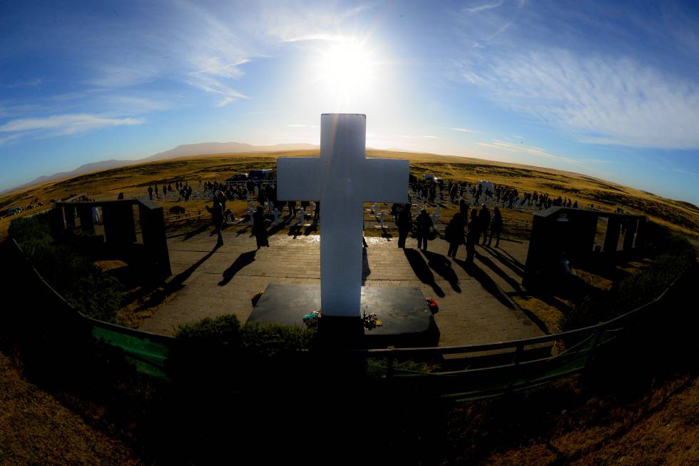 Vista panorámica del cementerio de Darwin durante la visita de los familiares de los soldados argentinos identificados en Malvinas.