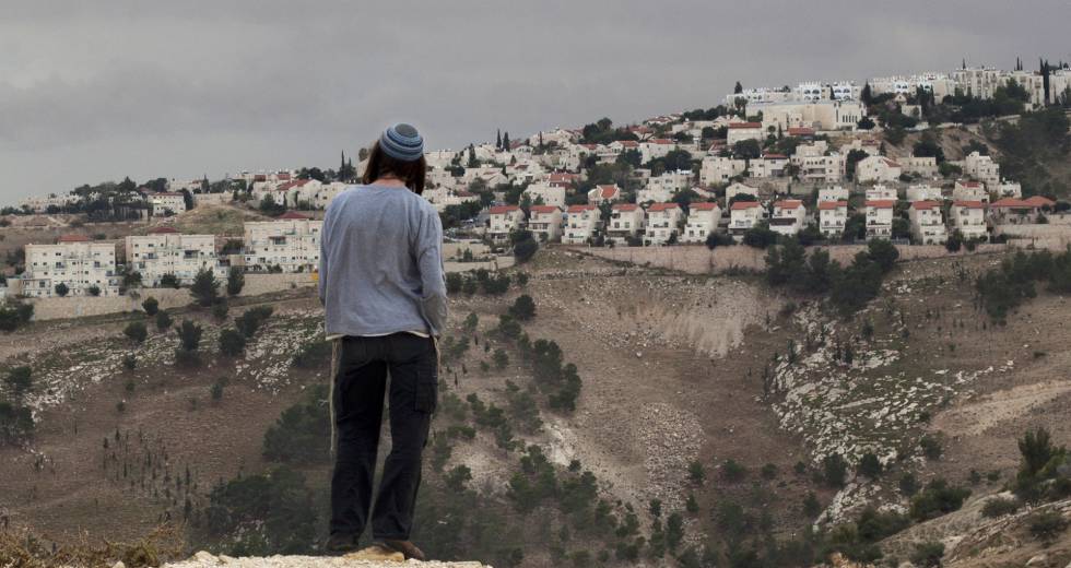 Un colono judÃ­o contempla el asentamiento de Maaleh Adumim, en diciembre de 2012. 